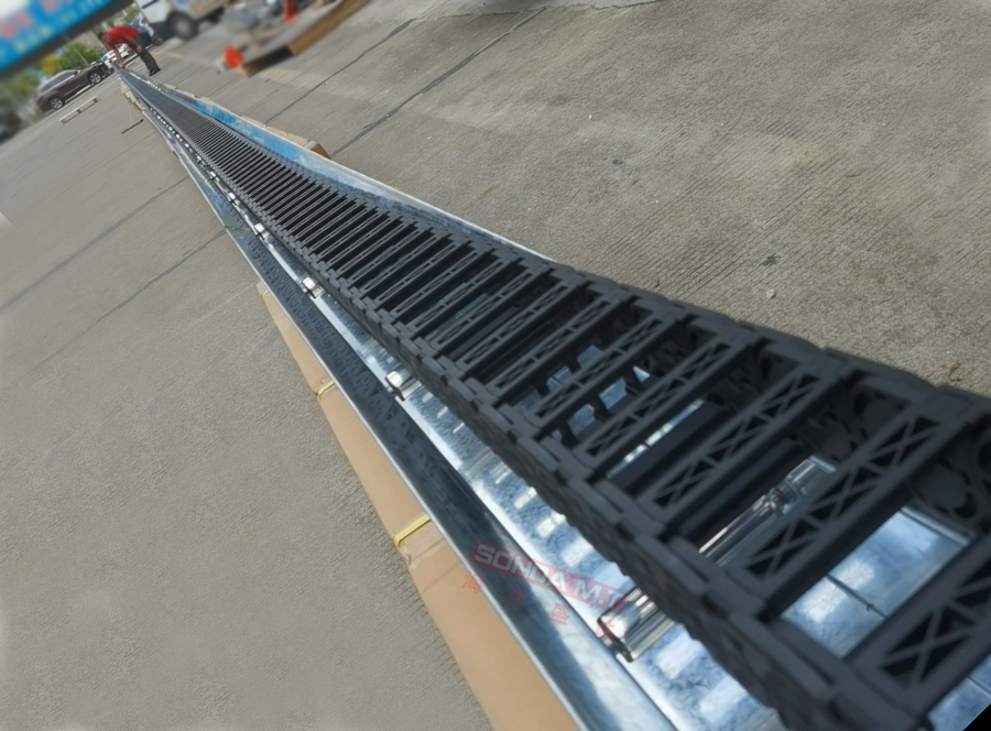 200米拖鏈的調(diào)試現(xiàn)場(chǎng)